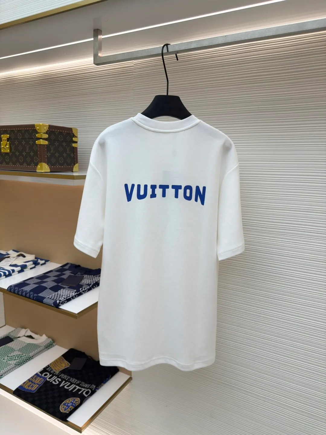 LOUIS VUITTON ●Description: 100% pure cotton texture, soft and waxy, and first-class skin-friendly. There is no itching feeling when worn on the body, especially suitable for wearing close to the body! The printing pattern on the chest, the blue printing color is rich and pure, accurately leaking onto the T-shirt along the screen, printing full colors over and over again, The high-temperature fixation locks the ink and the pure cotton fabric firmly, so that the printing not only feels slightly raised and three-dimensional, but the overall alignment is straight and delicate, the fabric is comfortable and soft, and the color is consistent without color difference. It can be matched with the same style to create a fashionable look and control various occasions. Customized accessories, complete with three standards, the same style for men and women!
